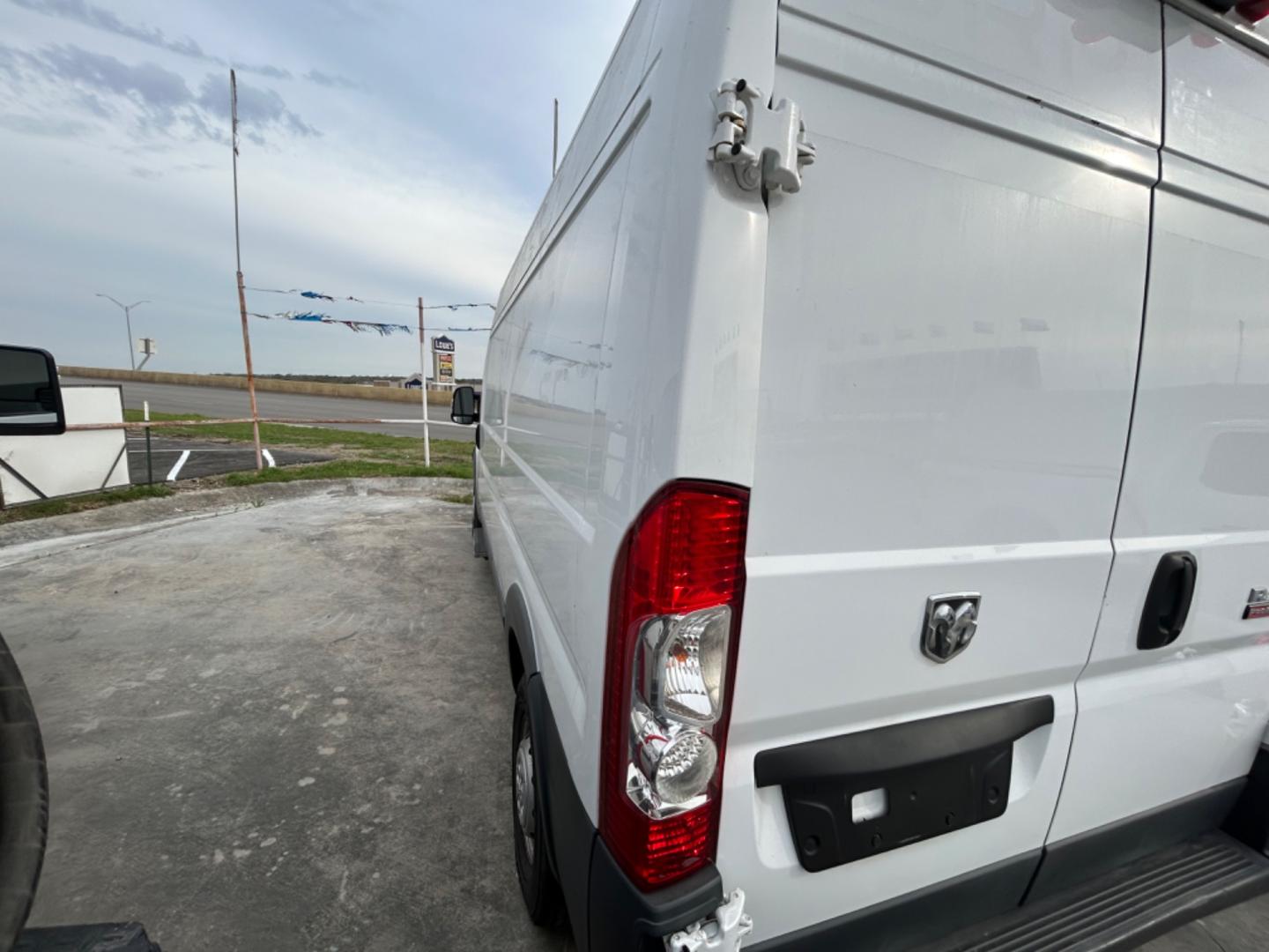 2018 White RAM Promaster 2500 High Roof Tradesman 159-in. WB (3C6TRVDG8JE) with an 3.6L V6 engine, 6A transmission, located at 1687 Business 35 S, New Braunfels, TX, 78130, (830) 625-7159, 29.655487, -98.051491 - Photo#8